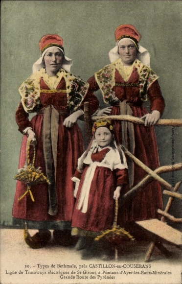 Ak Castillon-en-Couserans Ariege, Drei Frauen in traditioneller Kleidung stehen vor einem Haus.