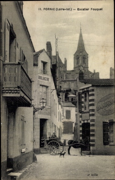 Ak Pornic Loire Atlantique, Altstadtgasse, Kirche im Hintergrund, Bäckerei, Pferd, Hund
