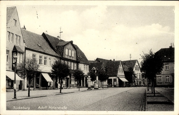 Postcard Bückeburg in the district of Schaumburg, view of Adolf Hitlerstraße, rows of houses, trees