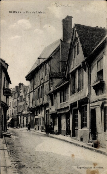 Ak Bernay Eure, Vorderansicht der Rue de Lisieux, alte Fachwerkhäuser, Straßenansicht