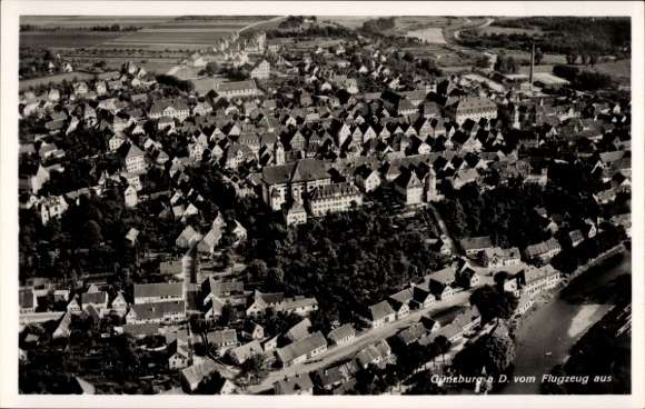 Ak Günzburg an der Donau Schwaben, Luftaufnahme von  Häuser, Landschaft,  Architektur