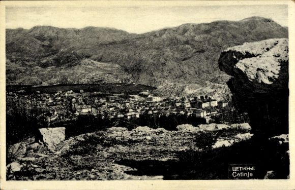 KP Cetinje Montenegro, widok gór w tle, zdjęcie czarno-białe