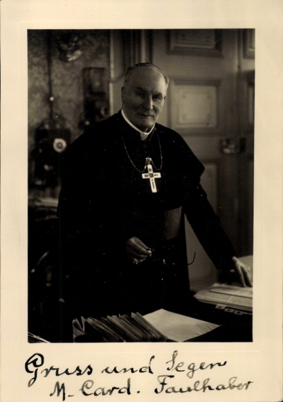 Kabinetsfoto kardinaal Michael von Faulhaber, portret, handtekening