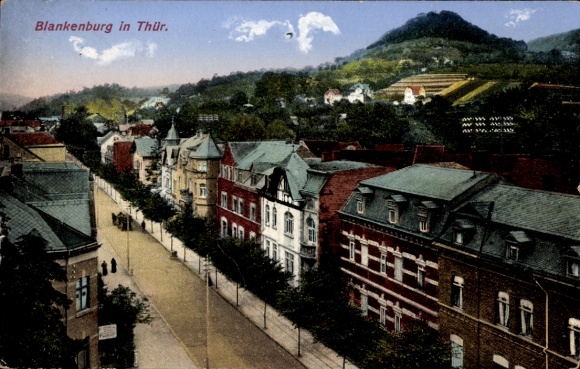 Ak Bad Blankenburg in Thüringen, Stadtansicht von Blankenburg, Häuser, Straße, Berg im Hintergrun