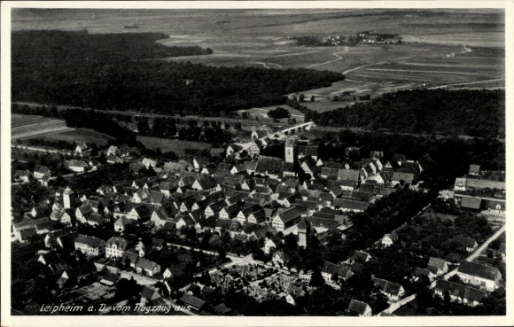 Ak Leipheim an der Donau Schwaben, Luftaufnahme von  Landhäuser, Kirche, grüne Felder, Poststempe