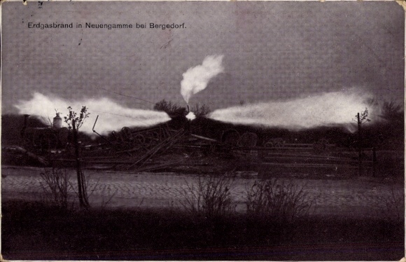 PC Hamburg Bergedorf Neuengamme, natural gas fire, debris, street section