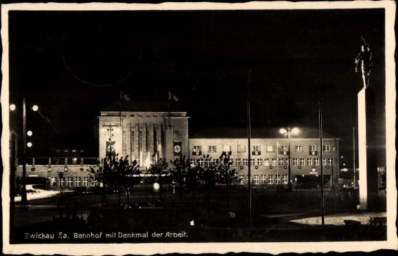 Postcard Zwickau in Saxony, train station with monument of labour, night