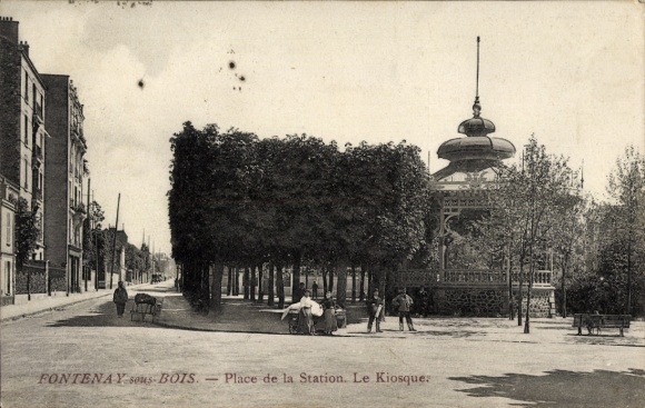 Postcard Fontenay sous Bois Val de Marne, Place de la Station, Kiosque