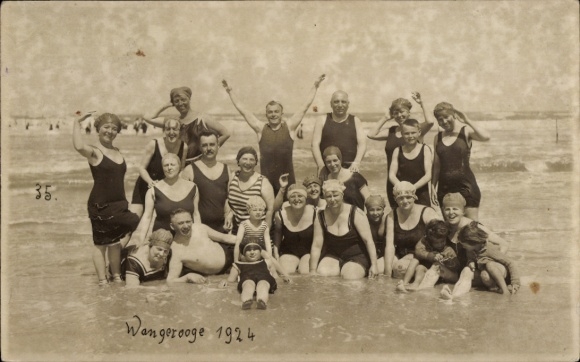 Photo Postcard North Sea resort Wangerooge, bathers in swimwear on the beach, group photo, July 5, 1924