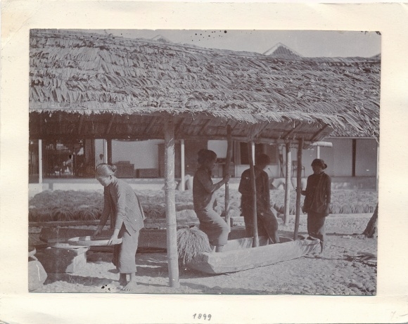 Photo Sri Lanka Ceylon, 1899, women grinding grain