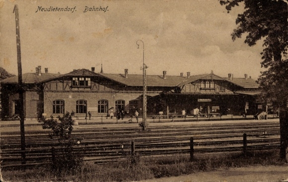 KP Neudietendorf w Turyngii, architektura dworca kolejowego, ludzie na peronie