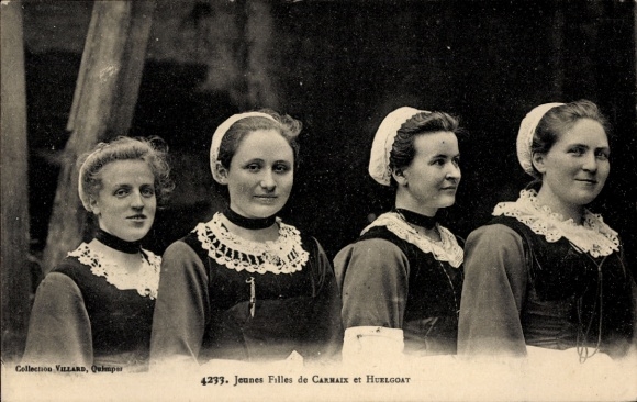 Postcard Carhaix Plouguer Finistère, Huelgoat, Young girls in costumes, Brittany