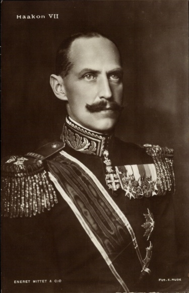 Postcard King Haakon VII of Norway, portrait, uniform, medal, sash
