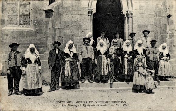 Postcard Plougastel Daoulas Finistère, wedding, Breton costume