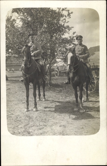 Postcard Hoppegarten in Brandenburg, two mounted soldiers in front of trees and a meadow
