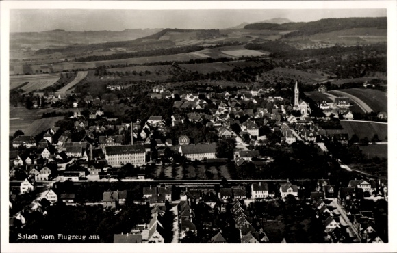 Ak Salach im Filstal, Luftaufnahme von  grüne Landschaft, viele Häuser, Kirche