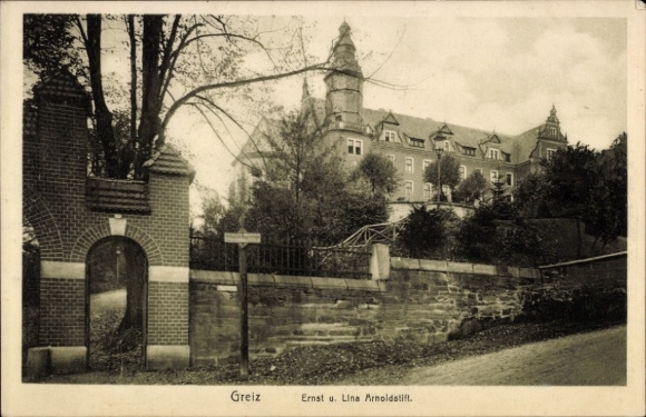 Ak Greiz im Vogtland Thüringen,  Ernst u. Lina Arnoldstift, Gebäude, Baum, Weg
