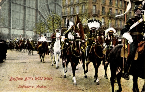 Ak Buffalo Bill's Wild West, Indianer und Araber, Kostümschau in einer Stadt