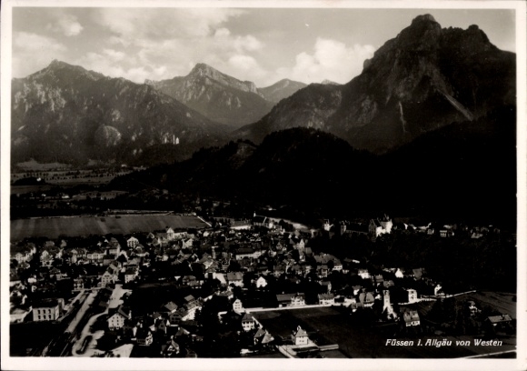 Ak Füssen im Allgäu, Blick auf  Allgäu, atemberaubende Berglandschaft,  Stadt