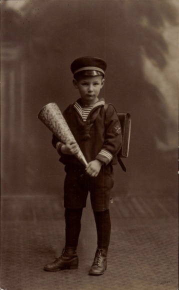 Foto Ak Einschulung, Schulranzen, Schultüte, Schüler-Porträt