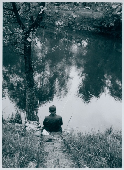 Foto Berlin, Bert Sass, Sonntagsvergnügen, Angler am Ufer