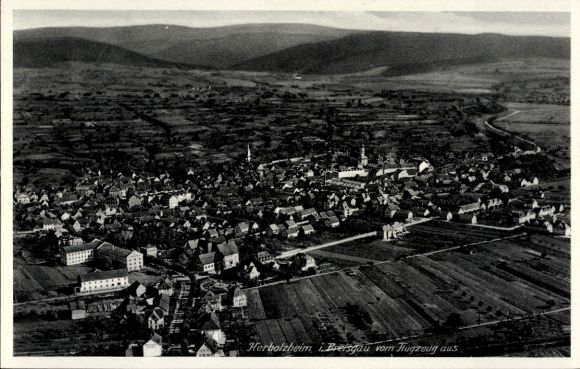 Ak Herbolzheim im Breisgau Schwarzwald, Luftaufnahme von  Breisgau, ländliche Umgebung, Häuser
