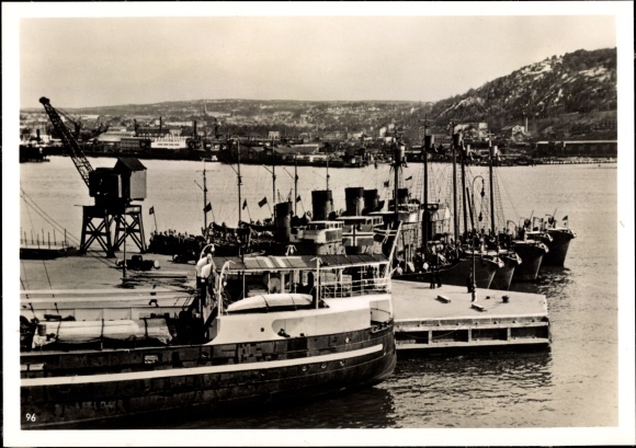 Photo Outpost boats of the German Navy occupy all important ports and shipping lanes