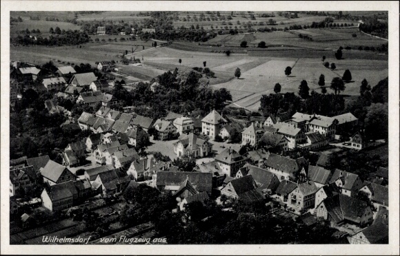 Ak Wilhelmsdorf in Württemberg, Luftaufnahme, Häuser, Felder, Wolken, Schwarz-Weiß