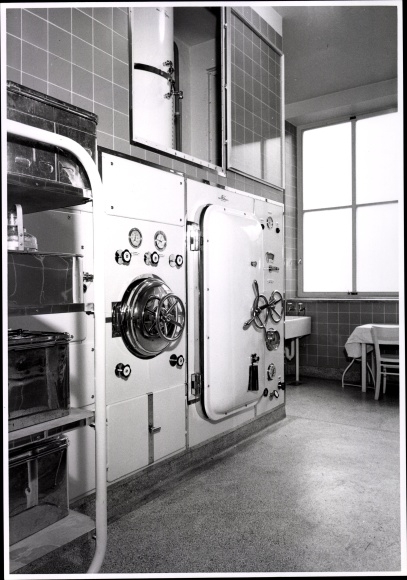 Photo Berlin, Bert Sass, Rud. A. Hartmann&#39;s decompression chamber in a hospital