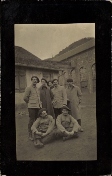 Photo Postcard Hermsdorf Hohe Börde, French in front of a building