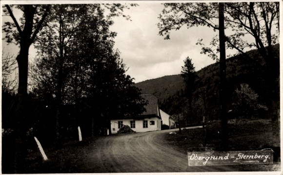 KP Sternberg w Meklemburgii, fotografia krajobrazowa, budynek, ulica, drzewa, napis: Obergrund-S