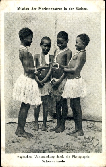 Postcard Solomon Islands, children look at their portrait