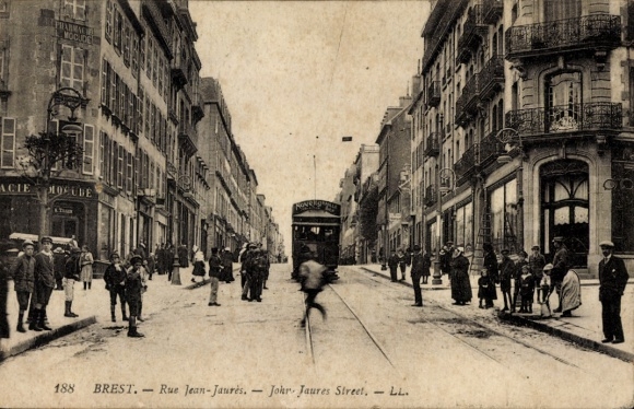 Postcard Brest Finistère, street view, tram, Rue Jean-Jaurès, people on the street