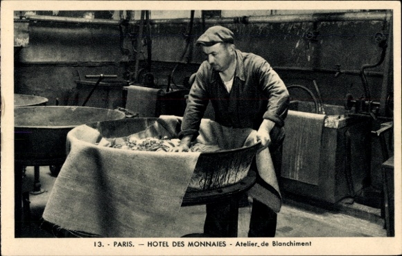 Ak Paris VI, Hotel des Monnaies, Atelier de Blanchiment, Mann bei der Arbeit