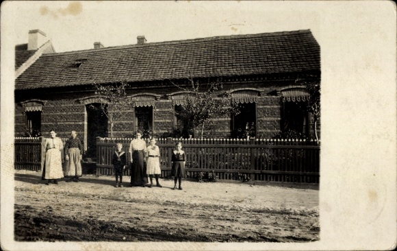 Photo Postcard Lutherstadt Wittenberg, house, residents
