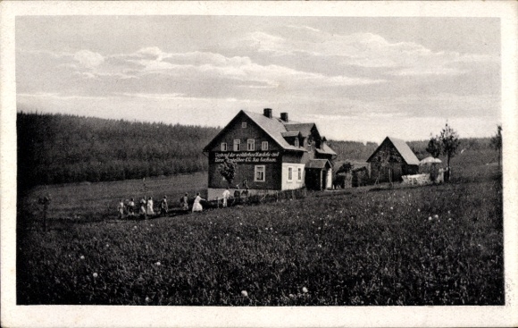 Ak Holzhau Rechenberg Bienenmühle Erzgebirge, Foto eines Ferienheims, Männer und Frauen in Tra...