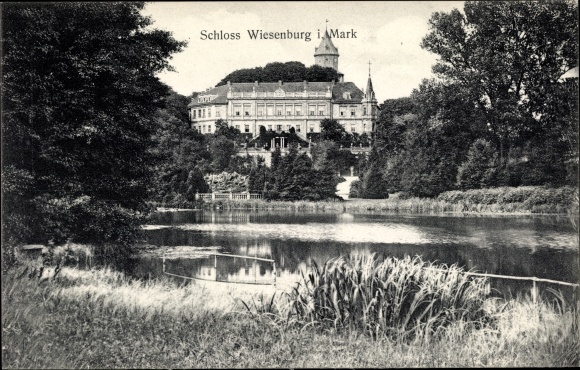 Ak Wiesenburg Mark, zicht op het kasteel gezien vanaf de vijver