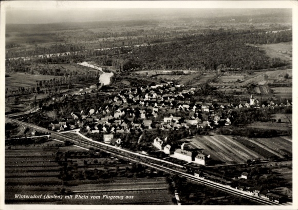 Ak Wintersdorf Rastatt im Schwarzwald, Luftaufnahme von Wintersdorf, Rhein in der Nähe, ruhige lä