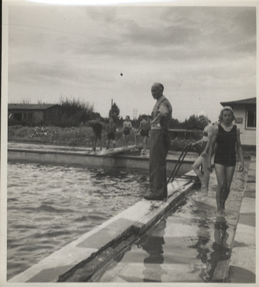 Original Fotos Berlin Tempelhof, Fritz Werner AG, Betriebsschwimmbad, um 1946,  ca. 12 x 13  cm