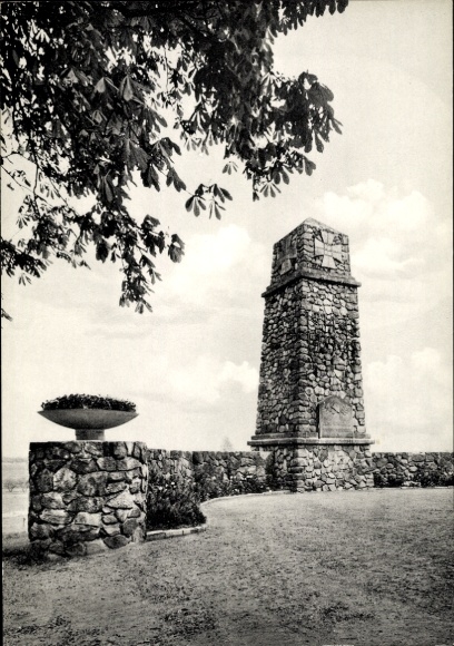 Ak Ahrensburg in Holstein, Kriegerdenkmal, Kastanienallee, Steinmauer, Blumenschale