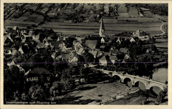 Ak Untermünkheim am Kocher Baden Württemberg, Luftaufnahme von  Kirche, Brücke, Häuser
