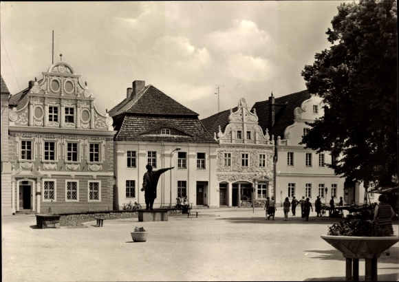KP Luckau na Dolnych Łużycach, rynek z pomnikiem Karola Liebknechta