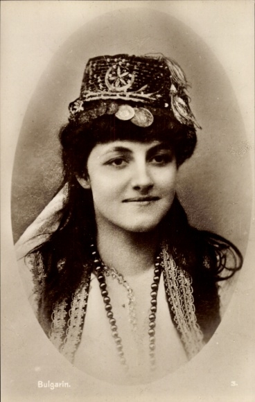Postcard Bulgarian woman with beautiful headdress, portrait