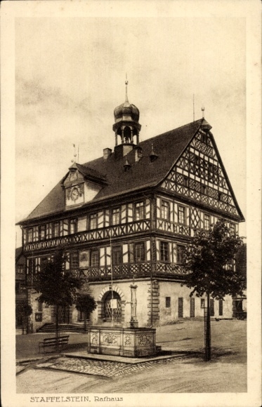 Postcard Bad Staffelstein am Main Upper Franconia, town hall, half-timbered building, fountain, trees
