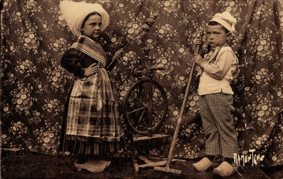 Ak Oléron Charente Maritime, Kinder in Volkstrachten, Spinnrad