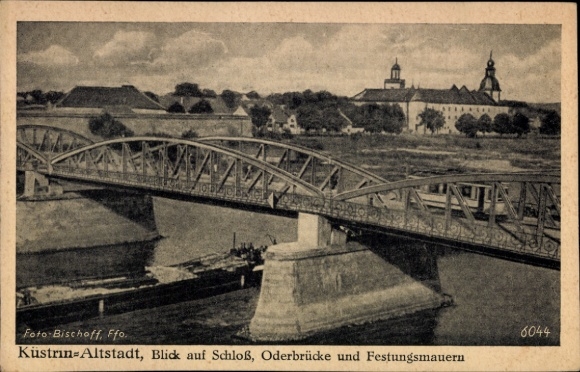Ak Kostrzyn nad Odrą Cüstrin Küstrin Ostbrandenburg, Schloss, Oderbrücke, Festungsmauern