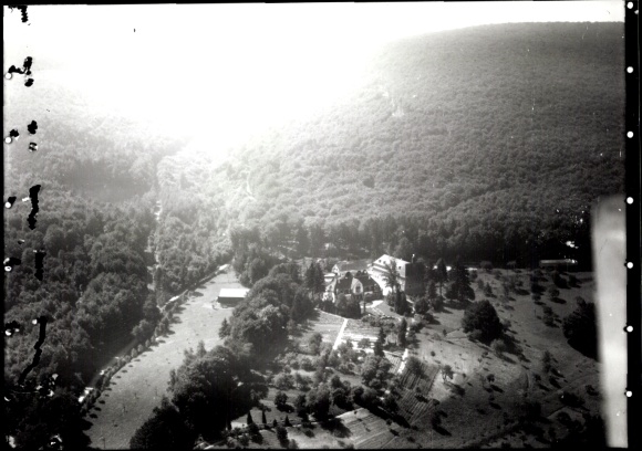 Ak Ettlingen in Baden,  Schwarzweissbild einer hügeligen Landschaft mit Haus