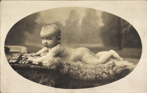 Postcard Dresden Schönfeld Weißig Eschdorf, baby lying naked on a fur.