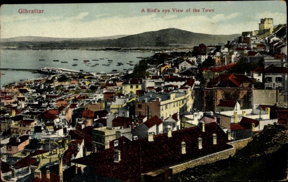 Gibraltar, vogelperspectief van de stad, haven met boten, huizen