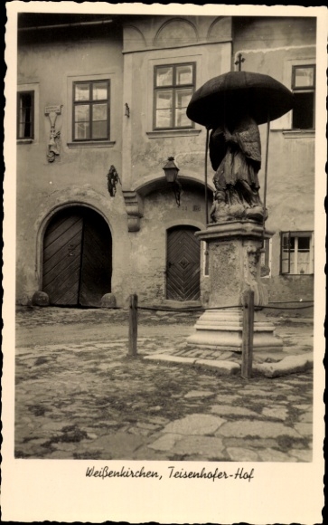 Ak Weißenkirchen in der Wachau Niederösterreich, Statue mit Regenschirm,  Gebäude, Straßenansicht